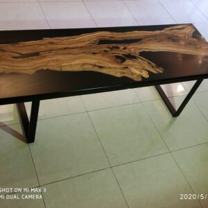 שולחן סלון מלבני עשוח מאפוקסי ושילוב של עץ זית עתיק יומין