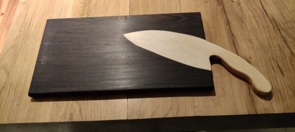 מגש חיתוך מעץ וונגה ומייפל בצורת סכין