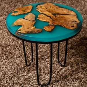 שולחן קפה עשוי מאפוקסי בשילוב עצי זית עתיק יומין עם רגלי סיכה